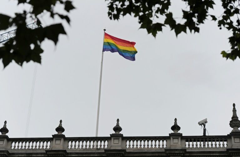 La Iglesia de Escocia vota a favor de la ordenación de homosexuales casados