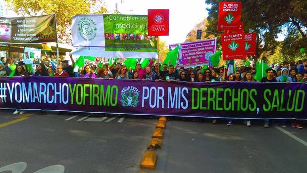 Colorida y masiva marcha inunda Santiago de Chile por marihuana libre