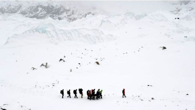 Tragedia en el Everest: 3 escaladores muertos, 2 desaparecidos y 30 enfermos