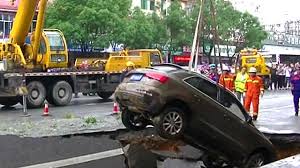 Un socavón se tragó 4 autos y un árbol en China