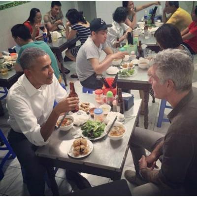 La foto de Barack Obama comiendo con chef en Vietnam dio para todo tipo de comentarios