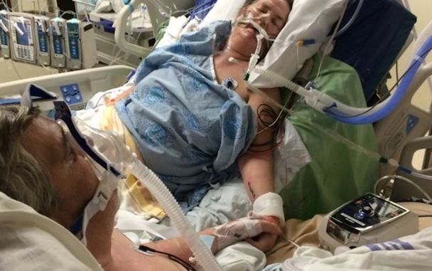 Juntos hasta la muerte: Una pareja se despide para siempre dándose la mano en el hospital