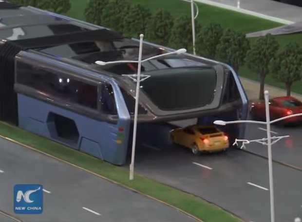 El ómnibus zancudo que transporta 1.400 pasajeros y circula por encima de los autos