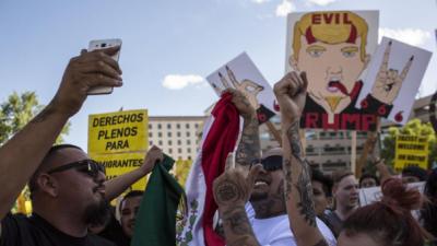 Opositores a Trump lanzan rocas en mitin en Nuevo México