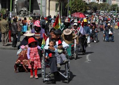 La Policía boliviana reprime a discapacitados con gases y agua en La Paz