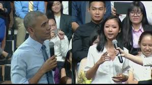 Barack Obama sorprende rapeando con una joven en Vietnam