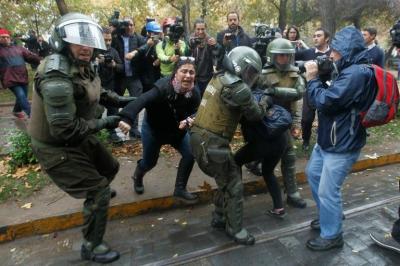 Estudiantes chilenos volvieron a la carga y se enfrentaron con policías en Santiago