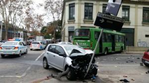 Tres heridos en espectacular accidente en el Centro de Montevideo