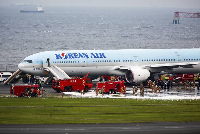 Un incendio obliga a evacuar un avión en la pista de aeropuerto en Tokio