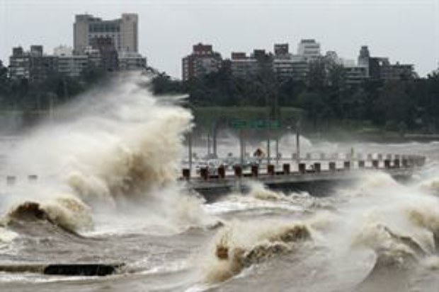 Alertan llegada de un ciclón costero en Uruguay
