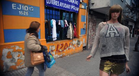 Instalan percheros con ropa en la calle para combatir ola de frío en Montevideo