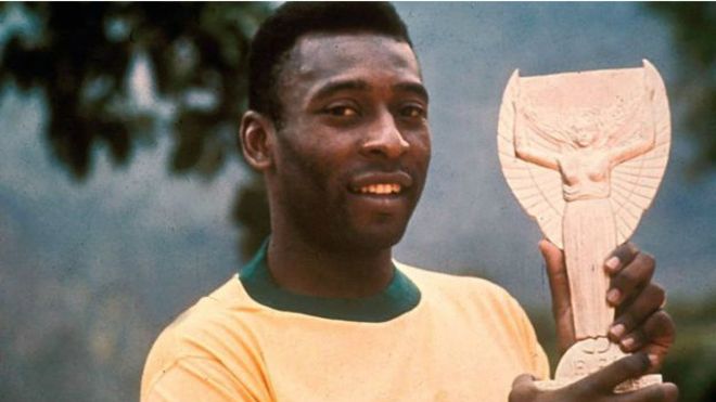 Subastan tesoros acumulados por Pelé a lo largo de su vida en el fútbol