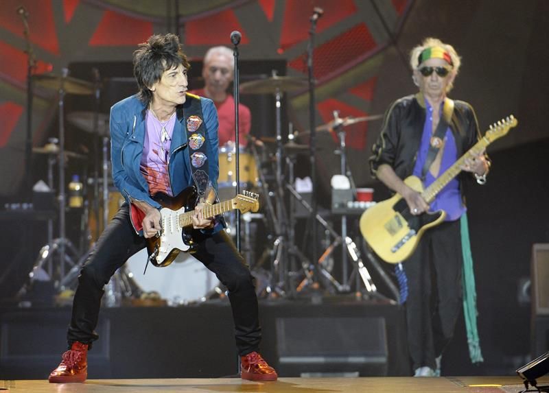 El guitarrista Ronnie Wood de los Rolling Stones se convierte en padre de dos gemelas a los 68 años