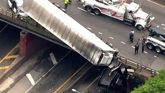 Camión queda colgando en una autopista en Nueva York