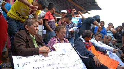 Humillante rapada de pelo a un grupo de maestros en México