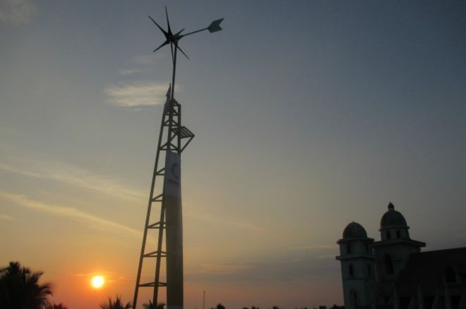 "Iglesia eólica" con turbina del tamaño de un ventilador produce energía durante 20 años