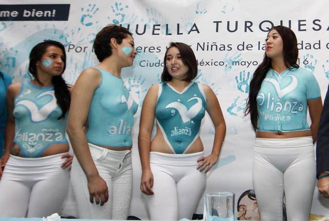 Un partido mexicano cierra su campaña con mujeres en toples y 'body painting'