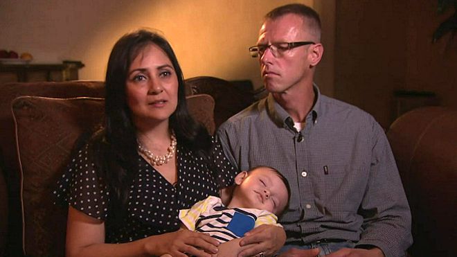 Calvario de la pareja que recuperó a su bebé intercambiado al nacer en El Salvador