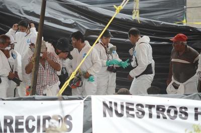Horror sin fin: Ya suman cien los cuerpos exhumados de fosa en el centro de México
