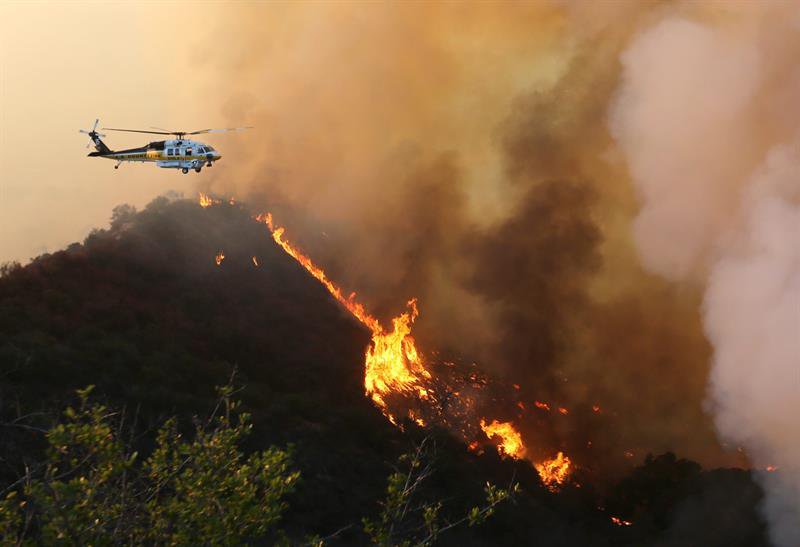Zona residencial de Los Ángeles donde viven celebridades devorada por las llamas: hay 5.000 evacuados