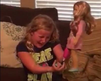 Indescriptible emoción de una niña al recibir una muñeca sin pierna