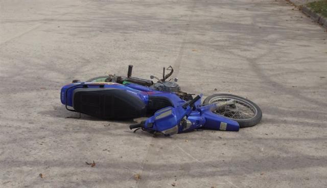 Un peatón muere al ser atropellado y arrojado a una zanja por motocicilista en Punta Rieles