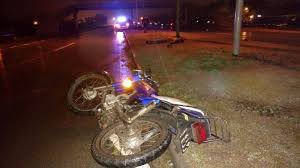 Motociclista muere al estrellarse contra columna en el Buceo