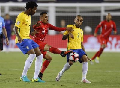Perú avanza a cuartos y elimina a Brasil con un gol con la mano