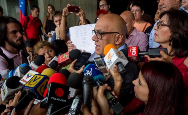 El chavismo presentó denuncia de "fraude" en firmas del revocatorio