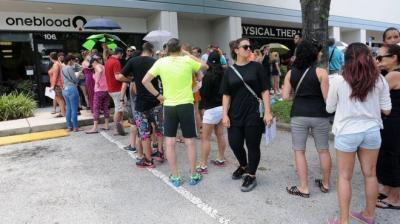 Gays indignados por no poder donar sangre a las víctimas de la masacre de Orlando