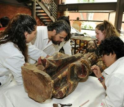 Hallan botella con documentos del siglo XVIII en cabeza de escultura de Cristo en México