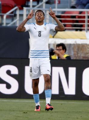 Uruguay golea y se despide de la Copa con su primer triunfo