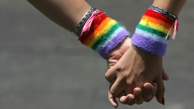 "La escondí en el armario durante horas": el testimonio una lesbiana que vive con su novia en Irán