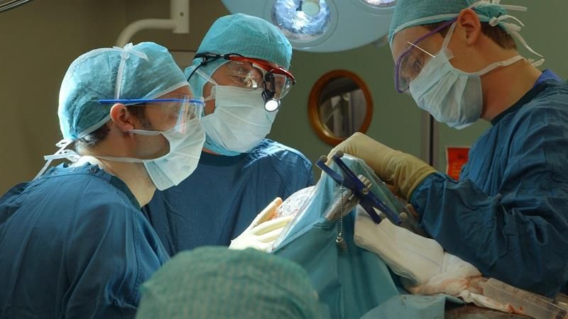 Médicos de EEUU extraen un tumor a bebé cuando aún estaba unido a la placenta