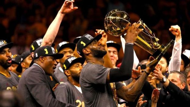 LeBron James lleva a los Cavaliers de Cleveland a su primer título en la NBA