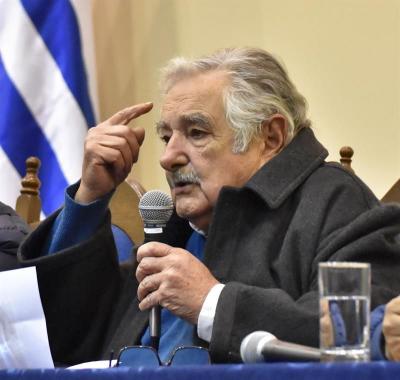 Mujica dijo en Berlín que la iniciativa de Almagro implica una "intervención" en Venezuela