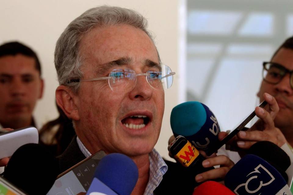 Revolcón para un asesino: Universidad española anula acto de entrega de premio a Álvaro Uribe