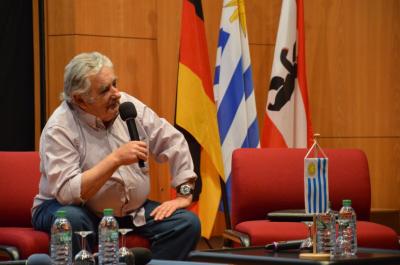 Muchedumbre en Berlín no daba paso a Mujica para tocarlo y sacarse fotos con él