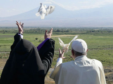 El Papa y el patriarca armenio denuncian persecución religiosa