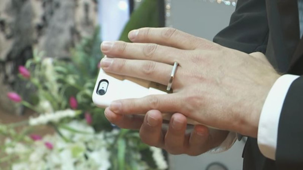 Un hombre se casó con su smartphone en Las Vegas
