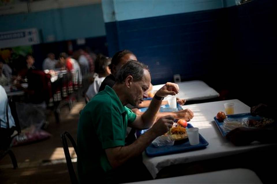 Comedores populares de Río cierran por crisis financiera