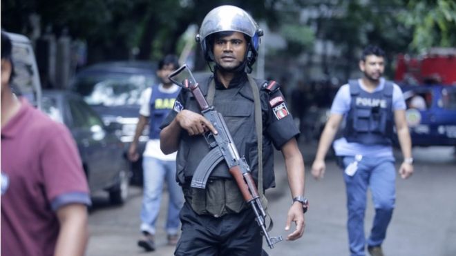 Letal ataque y toma de rehenes en un café en Bangladesh deja 20 muertos