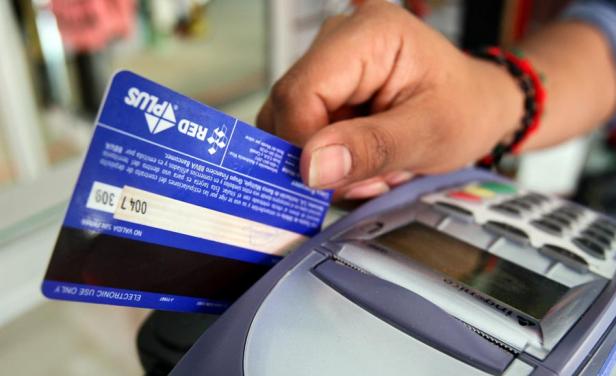 Cuando pague con tarjetas de débito no firme nada ni muestre ningún documento; orden del Banco Cental de Uruguay