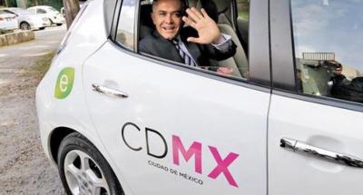 Alcalde de la Ciudad de México ocultó helicóptero y fingió llegar a un acto en taxi ecológico