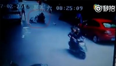 Suicida se lanza desde un edificio y cae sobre un motociclista