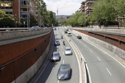 Apuñala a la directora de un banco y se arroja por un puente en Barcelona