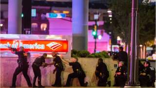 5 policías muertos y 6 heridos en Dallas por disparos de francotiradores durante protesta contra la violencia policial