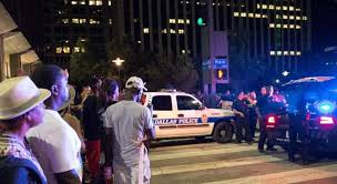 200 detenidos y 5 agentes heridos en otra noche de protestas en Estados Unidos
