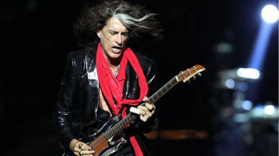 El guitarrista de Aerosmith hospitalizado tras caerse en un concierto