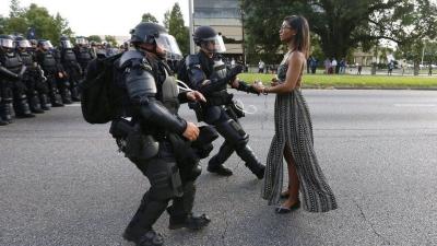 Foto recorre el mundo: La joven negra que se enfrenta sola a policías antidisturbios en EEUU